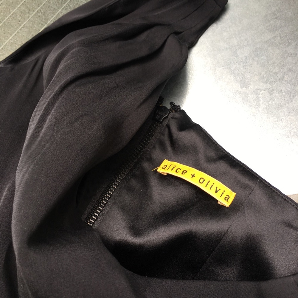 Alice & Olivia Flattering Dress - Picture 3 of 8